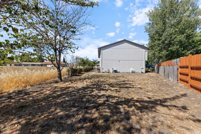 Building Photo - Fresh & Updated 2 bedroom W/S included!