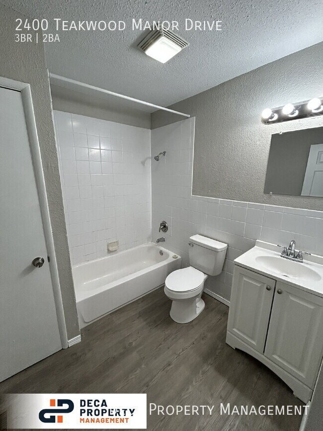 Building Photo - 2400 Teakwood Manor Dr