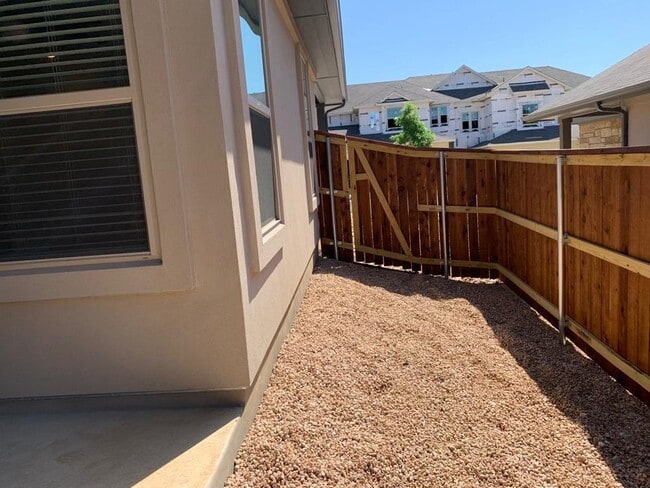 Building Photo - 626 Parkline Dr