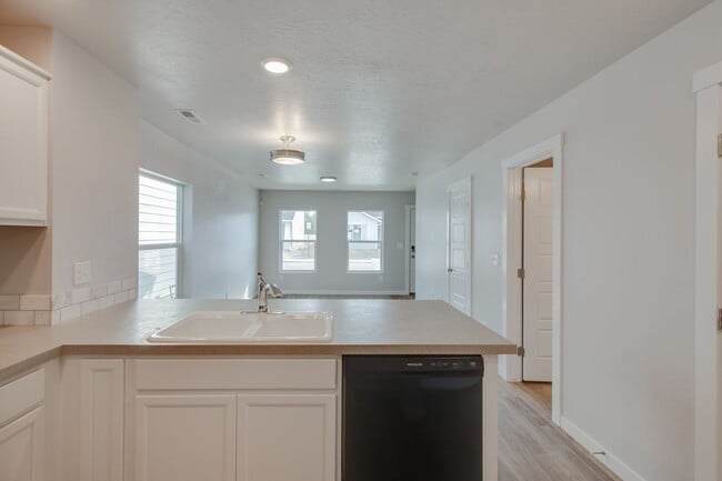 Building Photo - Beautiful, Modern 2 Bedroom Cottage Availa...