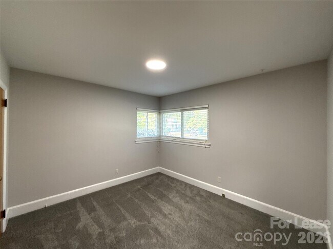 Building Photo - 932 Hickory Nut St