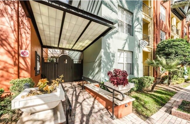 Building Photo - 2411 W Horatio St