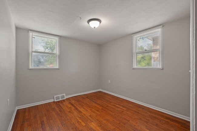 Building Photo - 609 Oak St