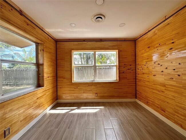 Building Photo - 912 NE 9th Ct