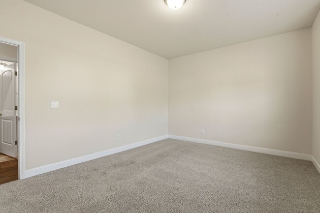 Building Photo - 52 Woodwater Cir