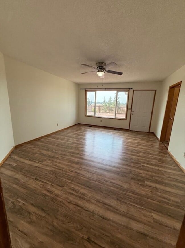 Building Photo - 4 Bedroom 2 Bath Country home Dundee OR. P...