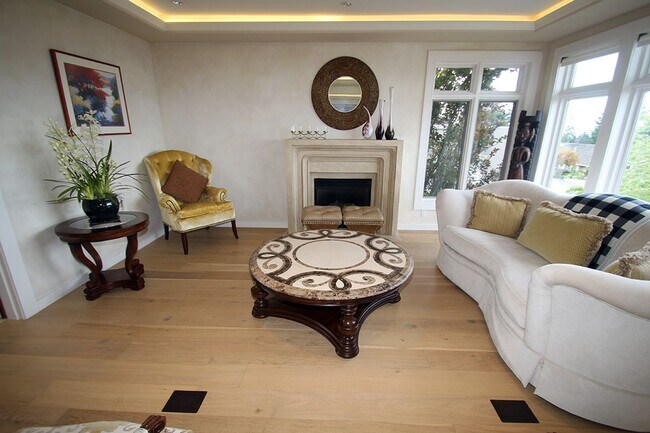 Building Photo - LUXURY 4 BEDROOM BELLEVUE HOME IN ‘THE SUMMIT’ W AMAZING VIEWS!