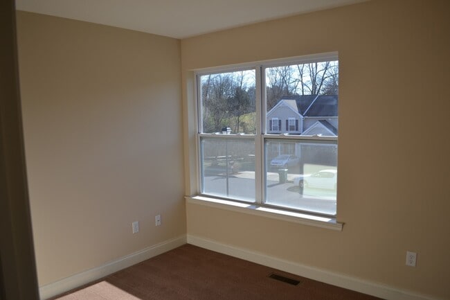 Building Photo - Beautiful Bi-level  Home w/ 2 car Garage and Central AC. One Pet OK!