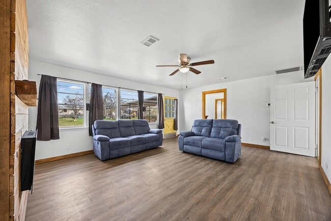 Building Photo - 1418 Kingshill Dr