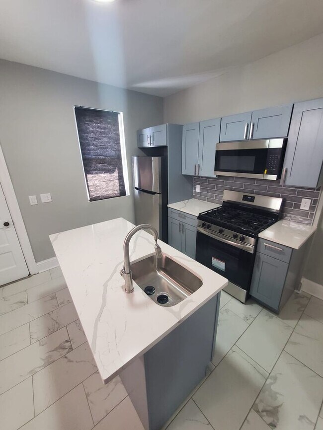 Building Photo - Stunning three bedroom in super convenient part of West Philly