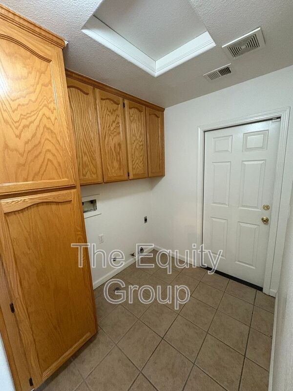 Building Photo - 3645 E Vista Dr