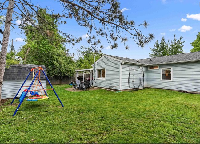 Building Photo - 3 Bedroom Single Family Home