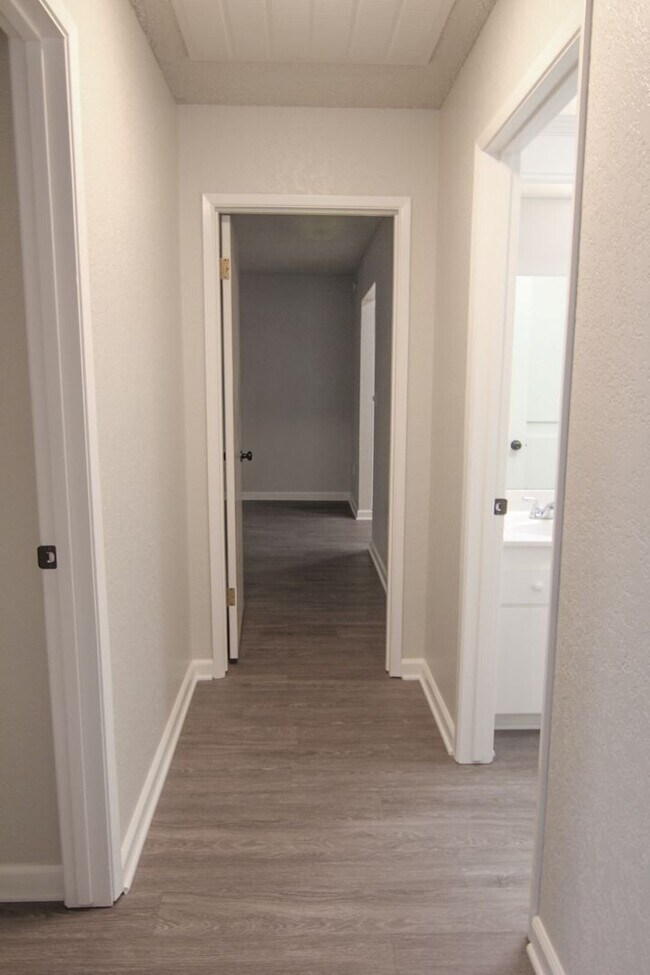 Building Photo - Remodeled Redding Condo!