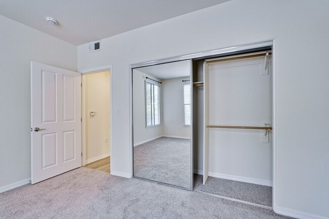 Building Photo - Large Santa Clara 1 Bedroom Condo in River...