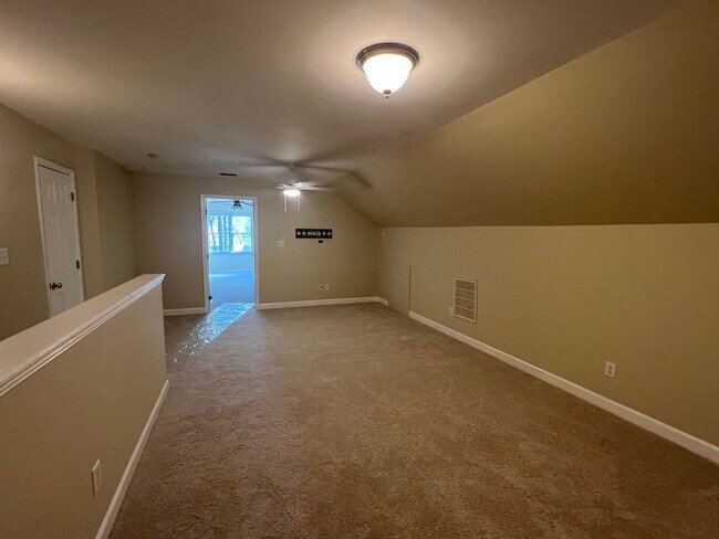 Building Photo - 123 Forest Green Dr