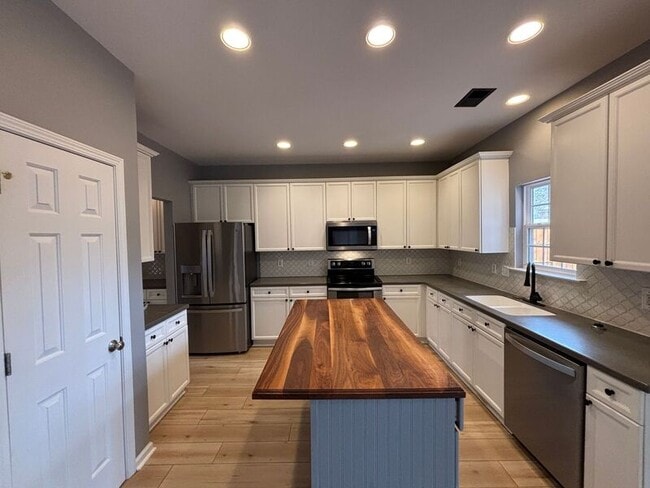 Building Photo - 112 Salinas Ct