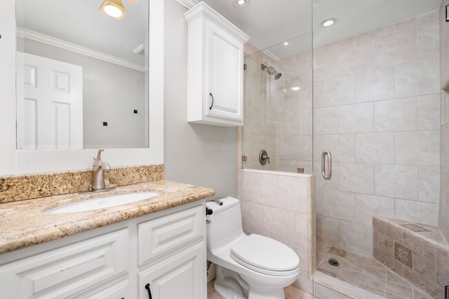 Building Photo - Upgraded 3 bed 2.5 bath Townhome in Newpor...
