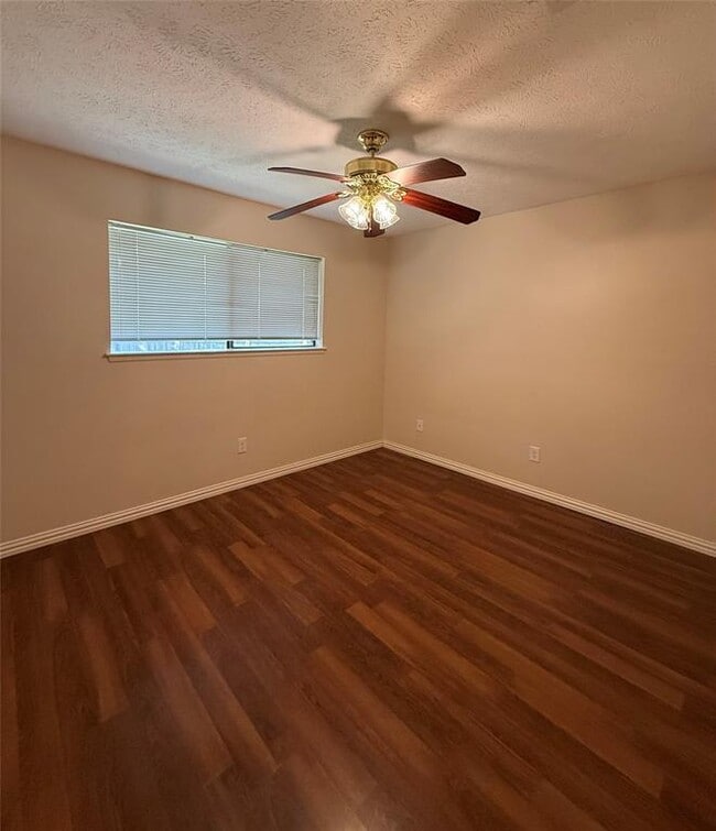 Building Photo - 3031 Green Fields Dr