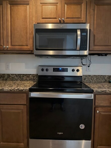 Building Photo - 502 W 9th St