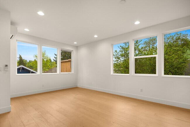 Building Photo - Gorgeous Urban Madrona 3-bedroom home