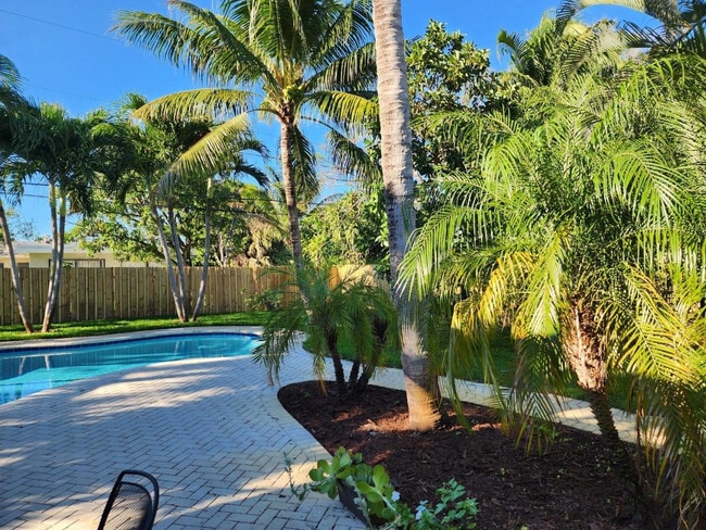 Building Photo - 765 E Dayton Cir