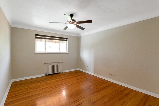 Building Photo - Large Two Bed / One bath in great Art deco building near Washington park.