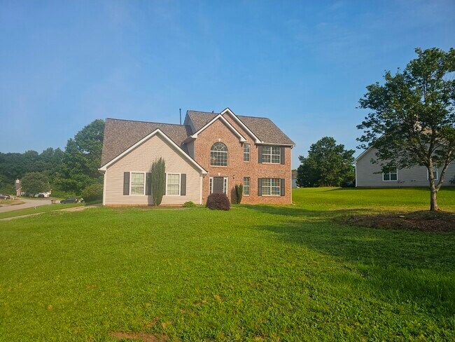 Building Photo - 670 Burtons Cove