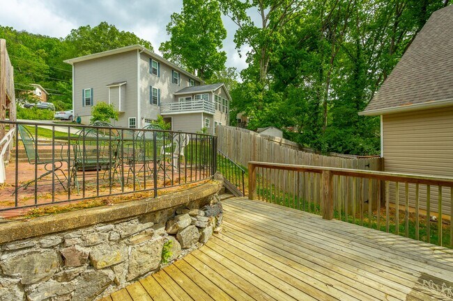 Building Photo - 321-325 Pine Ridge Road