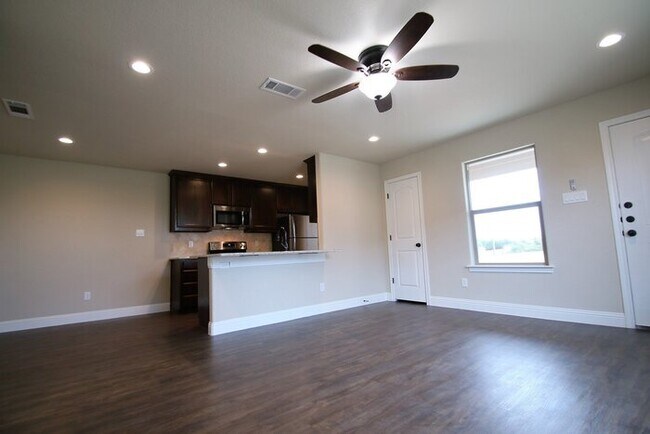 Building Photo - No Water Bill. No Lawn Care. Just Move In. | 3BD/2BA Duplex in Weatherford TX | Ready Now — Act F...