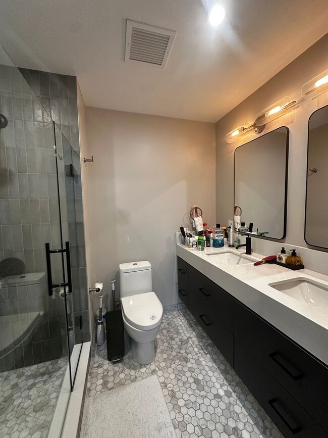Building Photo - Spacious 2 Bed, 2 Bath Luxury Condo with D...