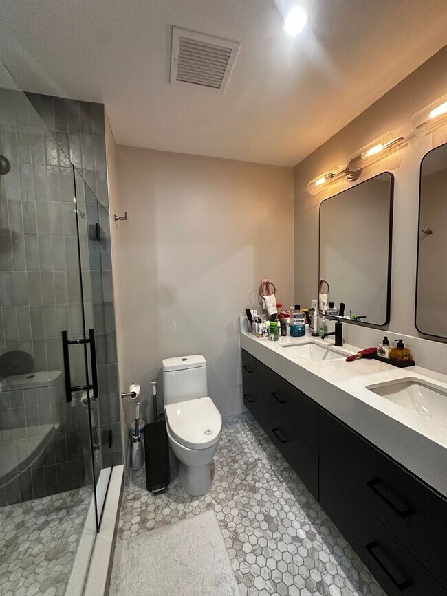 Building Photo - Spacious 2 Bed, 2 Bath Luxury Condo with Downtown Boston Views