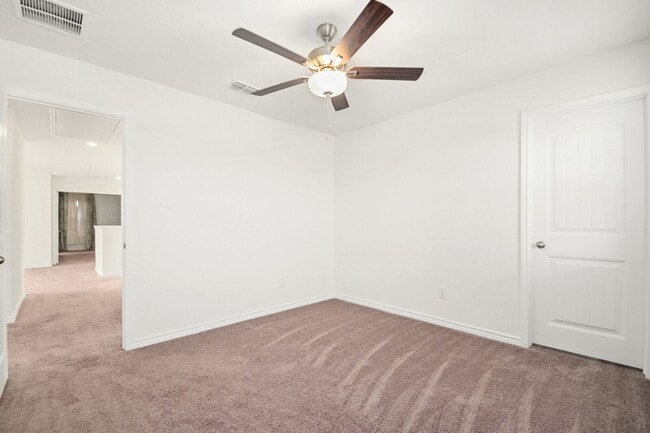 Building Photo - 4 bedroom with office and loft just South San Antonio