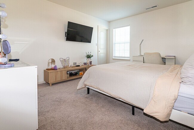 Building Photo - Spacious 4-Bedroom, 2.5-Bath Home for Rent...
