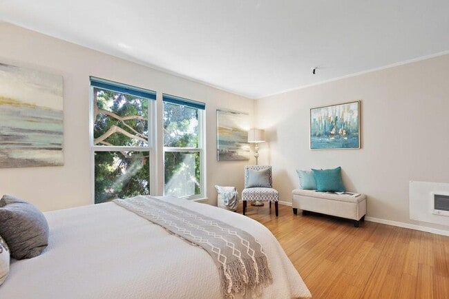 Building Photo - Updated Condo Steps from Lake Merritt with Parking and Utilities Included