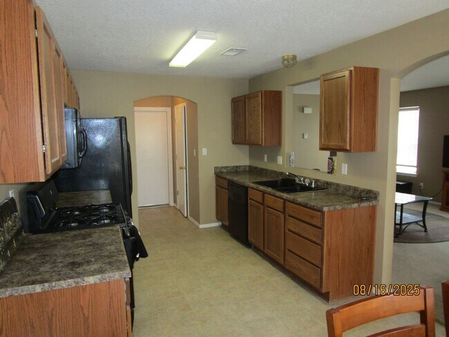 Building Photo - NW 3BR 2 1/2B 1605SF