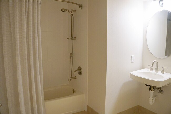 Building Photo - Spacious and Modern Ground Floor 2 bed 2 b...