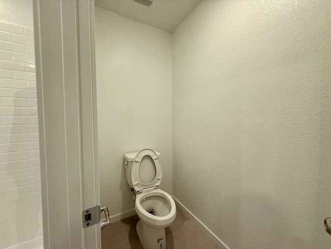 Building Photo - BRAND NEW 3 BED 2.5 BATH 2 BALCONY 2 CAR GARAGE TOWNHOUSE IN HENDERSON FOR RENT!!