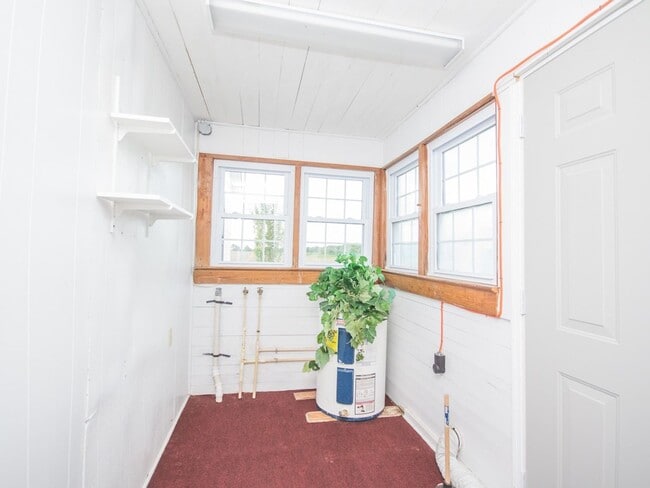 Building Photo - Farm House! Great Location....25 minutes f...