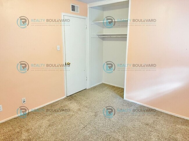 Building Photo - Cozy 3-Bedroom Home with Fenced Yard and G...