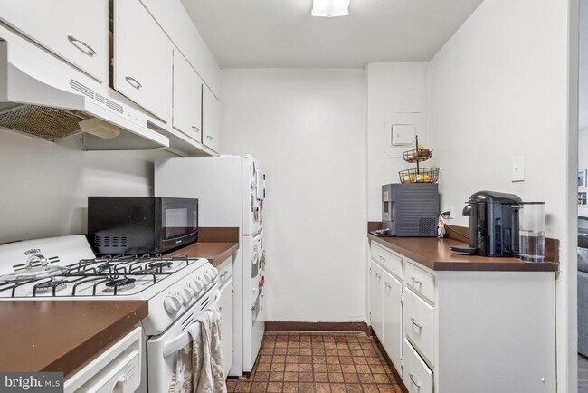 Building Photo - 604 S Washington Square