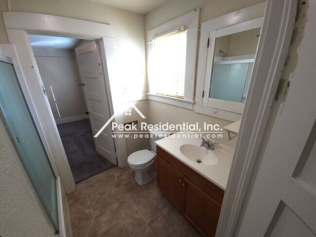 Building Photo - Cute 2 bd/1 ba Roseville House