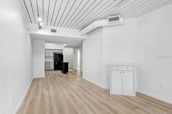 Building Photo - 2440 W Horatio St