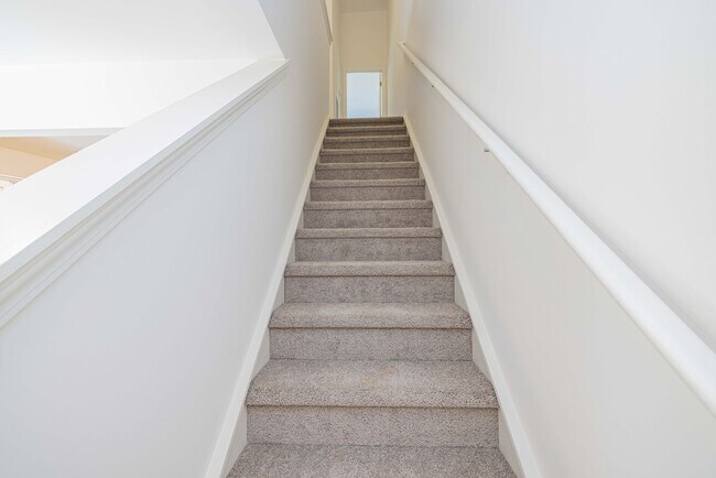 Building Photo - Beautiful Modern 2-Bedroom Townhome - APRIL MOVE IN