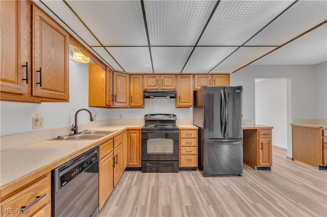 Building Photo - 1021 Larchview Dr