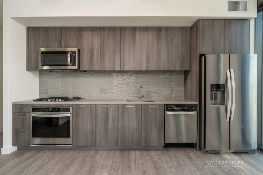 Building Photo - 823 W Madison St