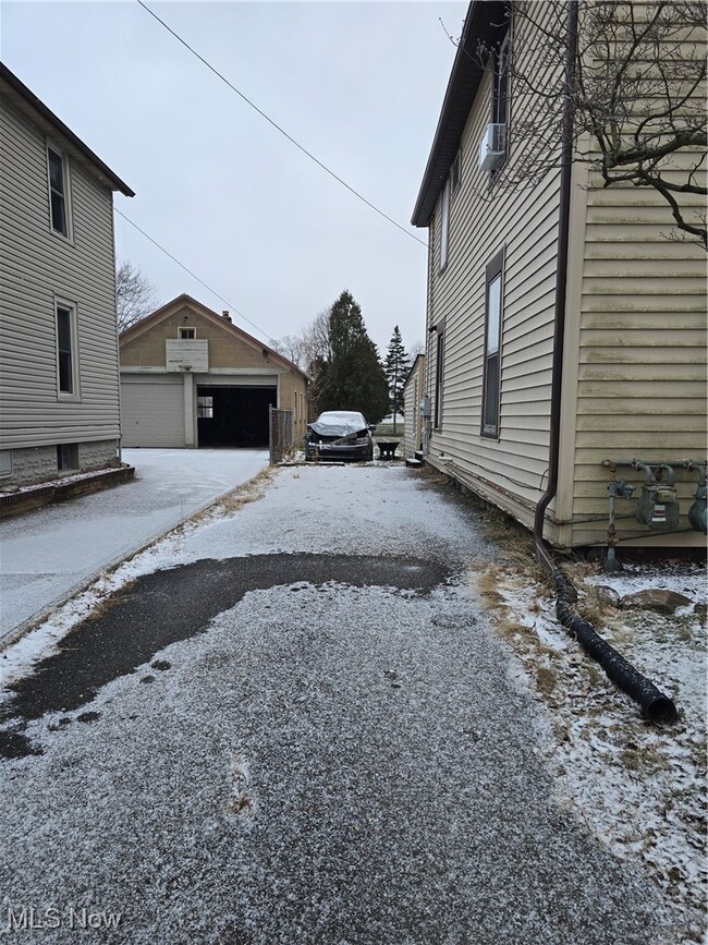 Building Photo - 122 4th St NE