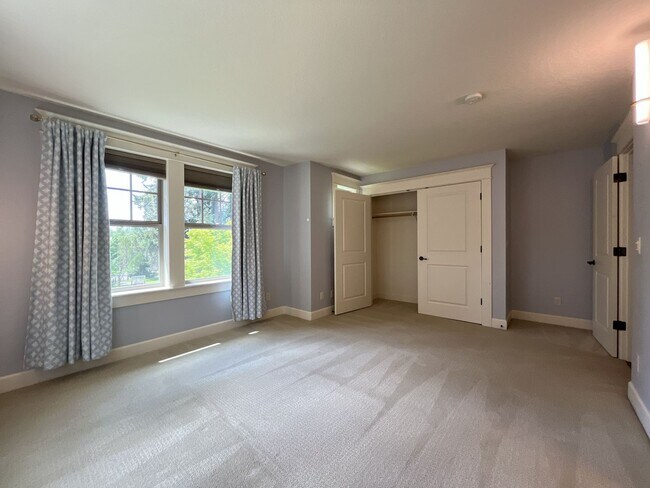Building Photo - Luxury 5 Bedroom Home with Soaking Tub, Chef’s Kitchen & Expansive Primary Suite