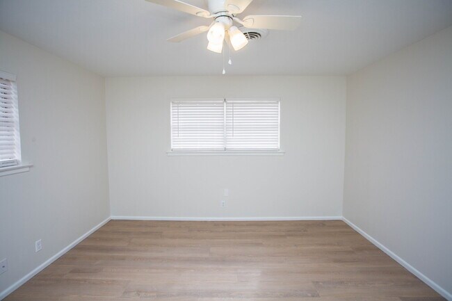 Building Photo - "Charming 3-Bed Retreat in Lubbock with Granite Accents & Spacious Living!"
