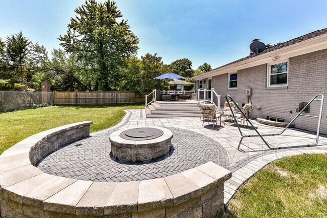 Building Photo - 1015 Woods Pl