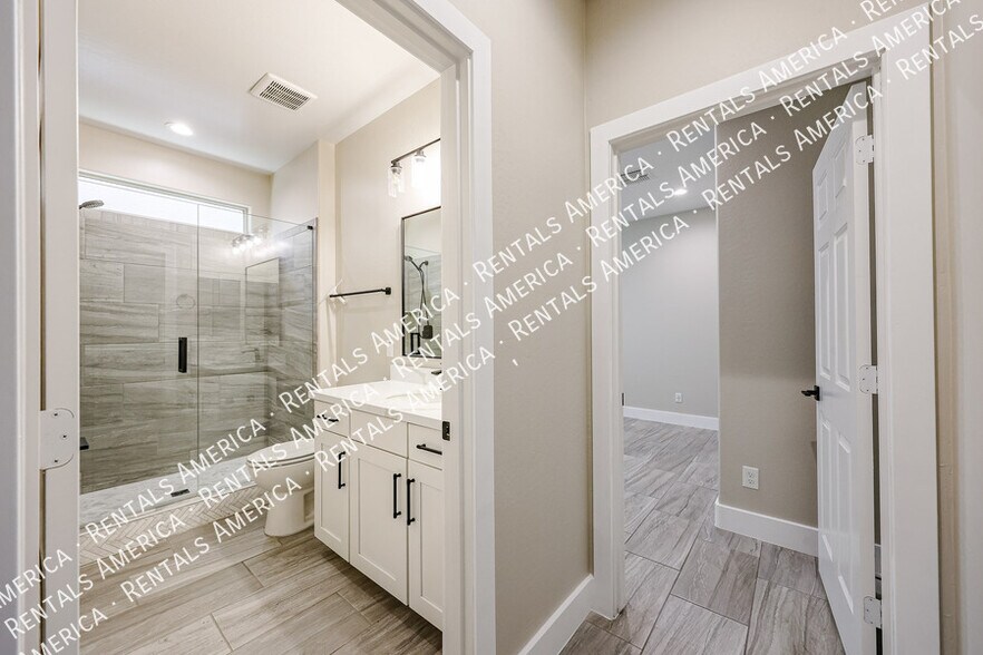 Building Photo - 7855 W Rock Springs Dr